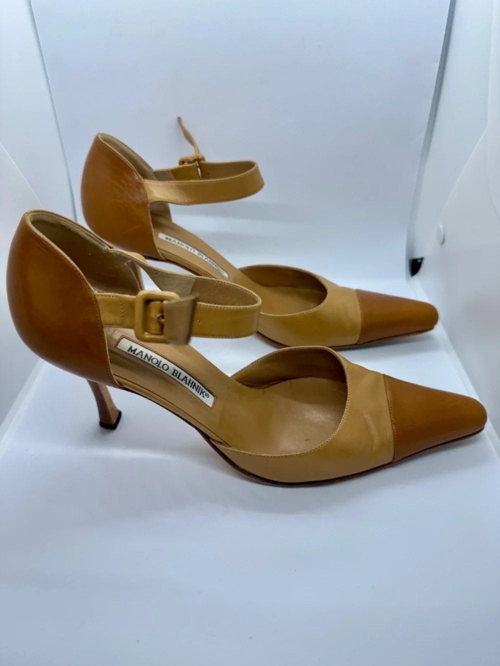 Manolo Blahnik Two-Tone Camel Leather Mary Jane Pumps 39